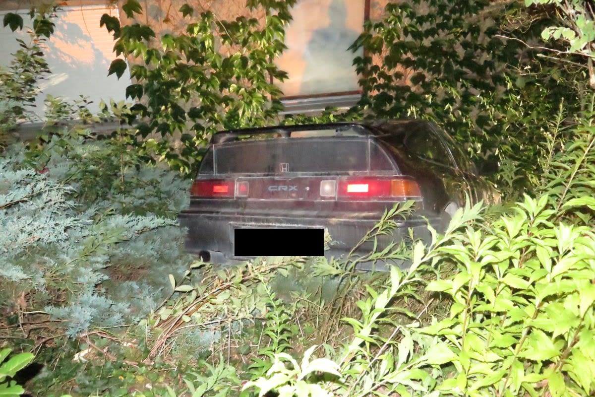 Kurioser Unfall in Lausen BL - Honda Civic rollt in einen Vorgarten
