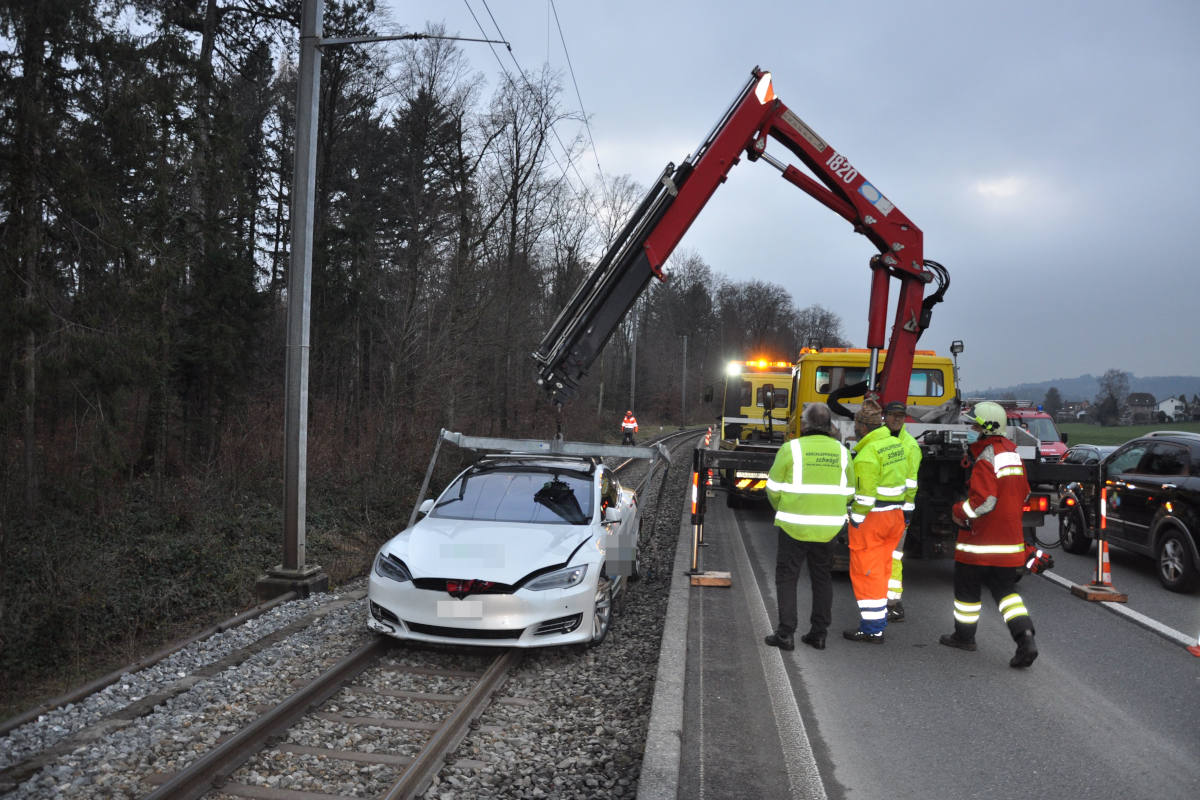 Unfall in Riedholz SO – Auto gerät bei Selbstunfall auf Gleisanlage