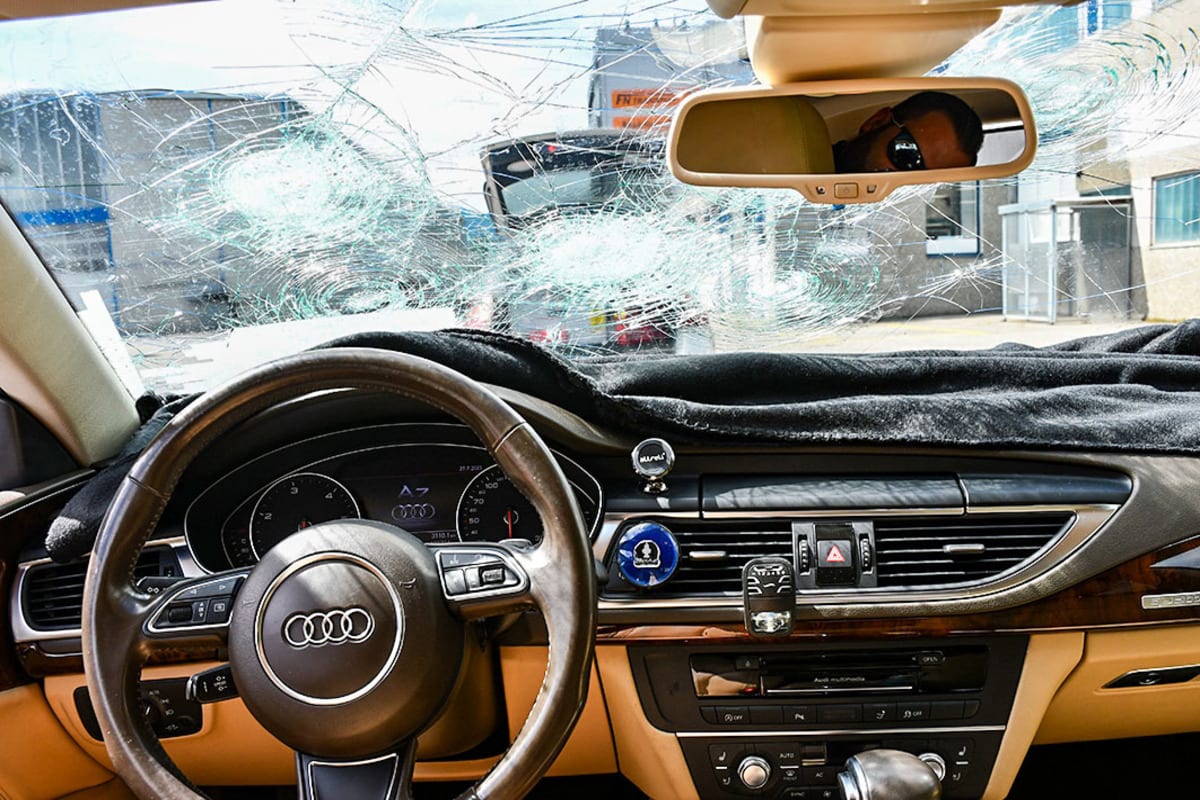 Emmetten NW - Mit stark beschädigter Frontscheibe auf der Autobahn unterwegs