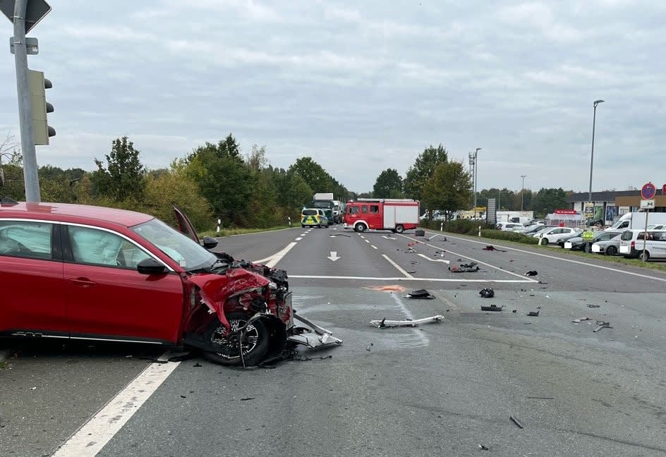 Petershagen – Lkw-Fahrer flüchtet nach schwerem Unfall