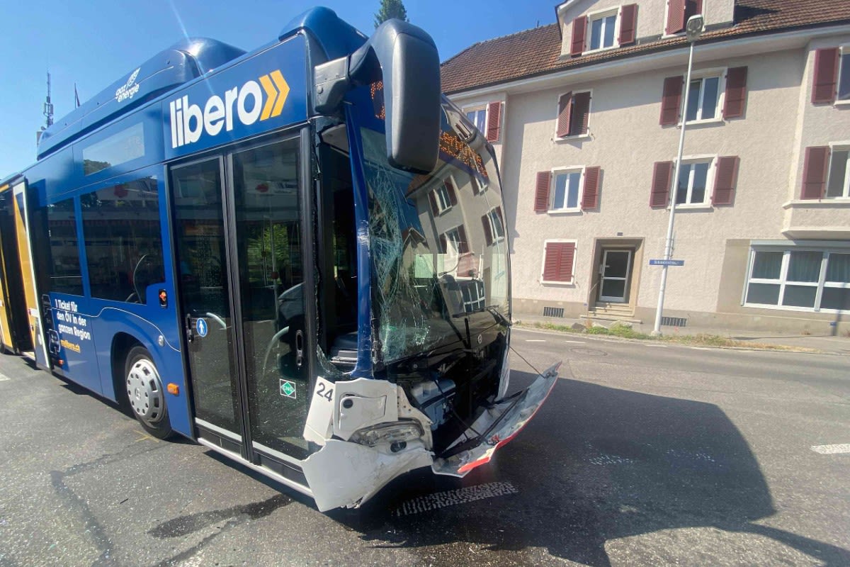 Unfall Grenchen SO - Kollision zwischen Lieferwagen und Linienbus 