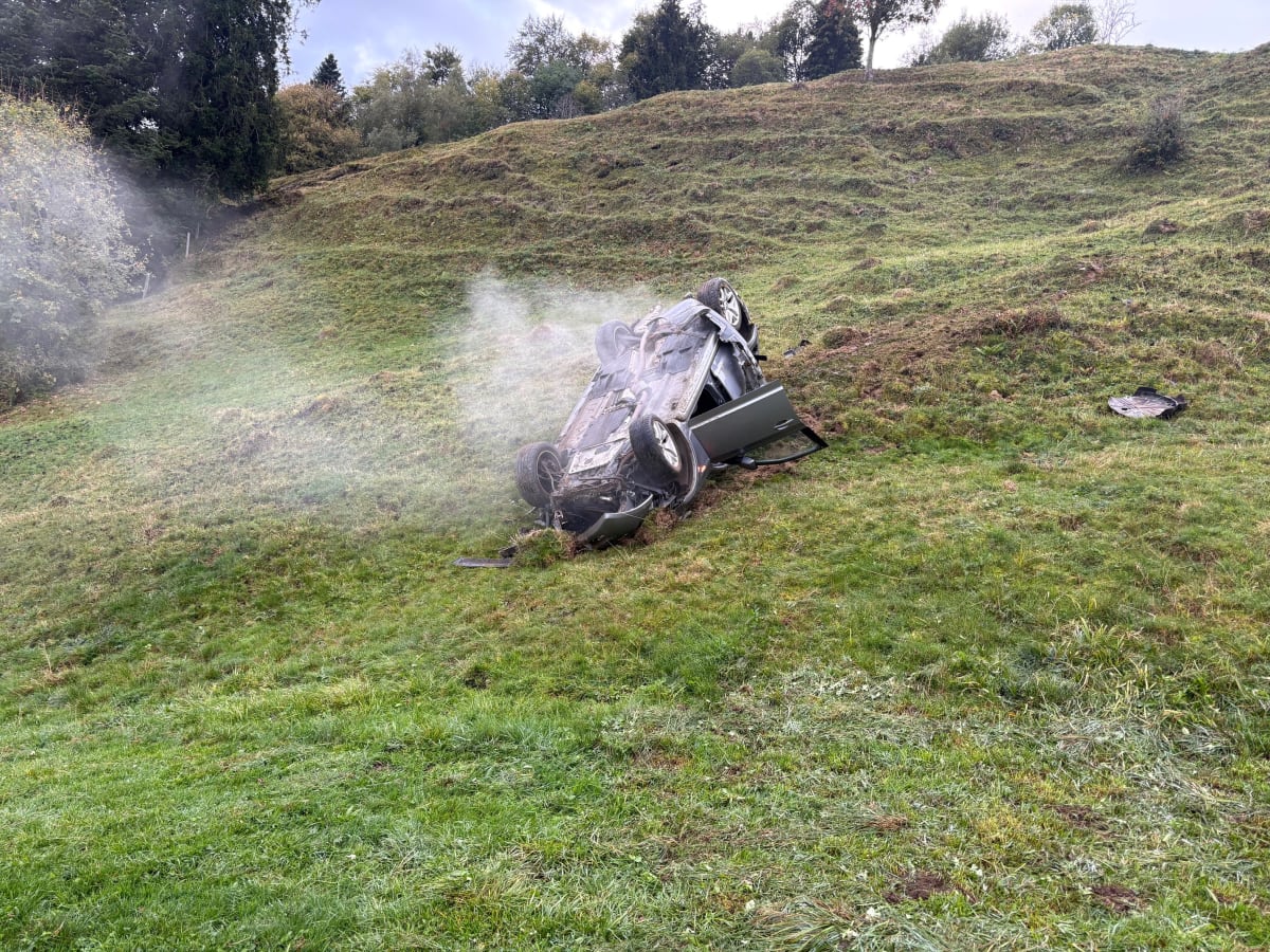 Galgenen SZ – Auto überschlägt sich bei Unfall