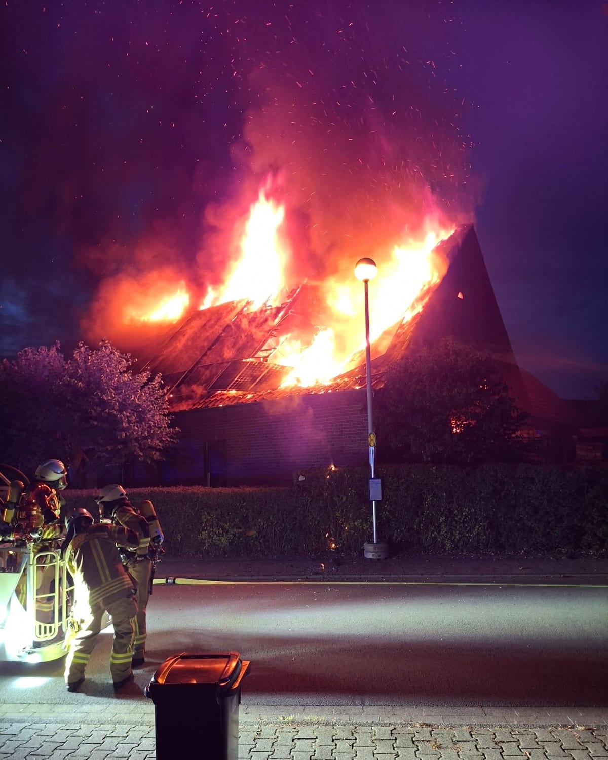 Greven – Großeinsatz von Feuerwehr und THW bei Brand von Wohnhaus