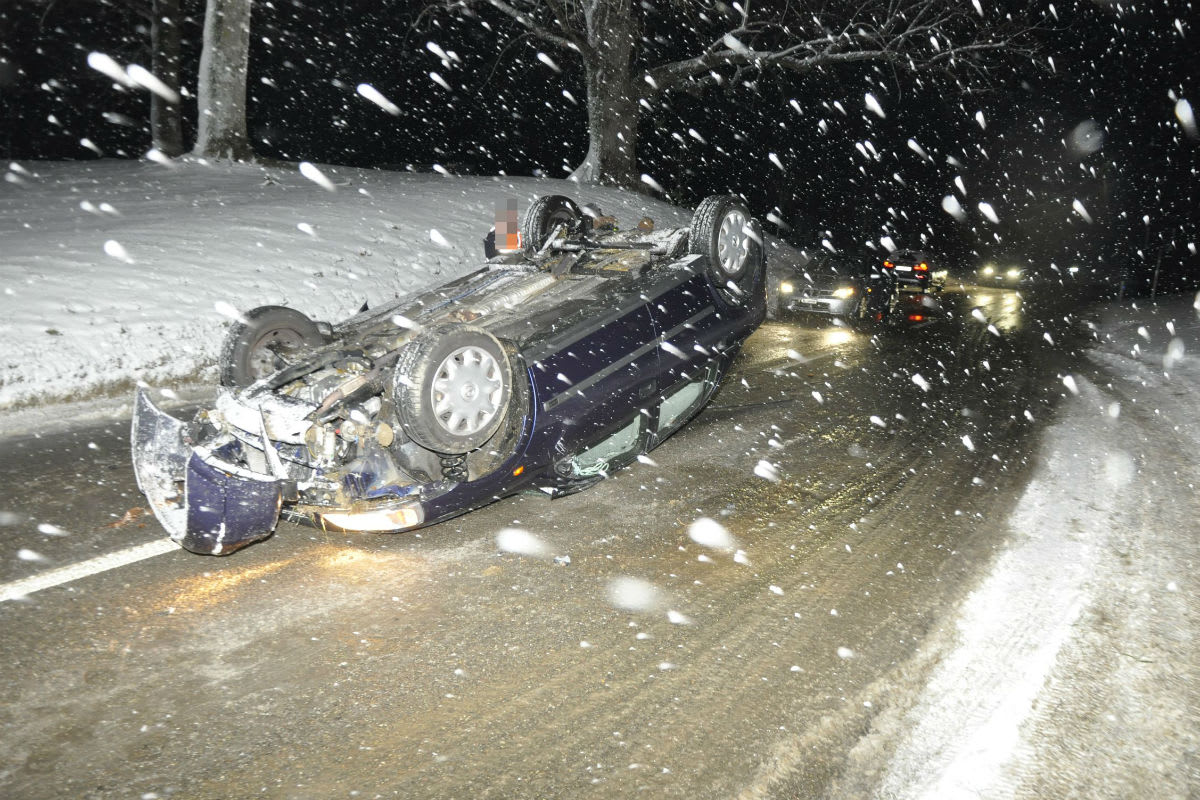 Seewen SO - Mit Sommerpneus im Schnee verunfallt