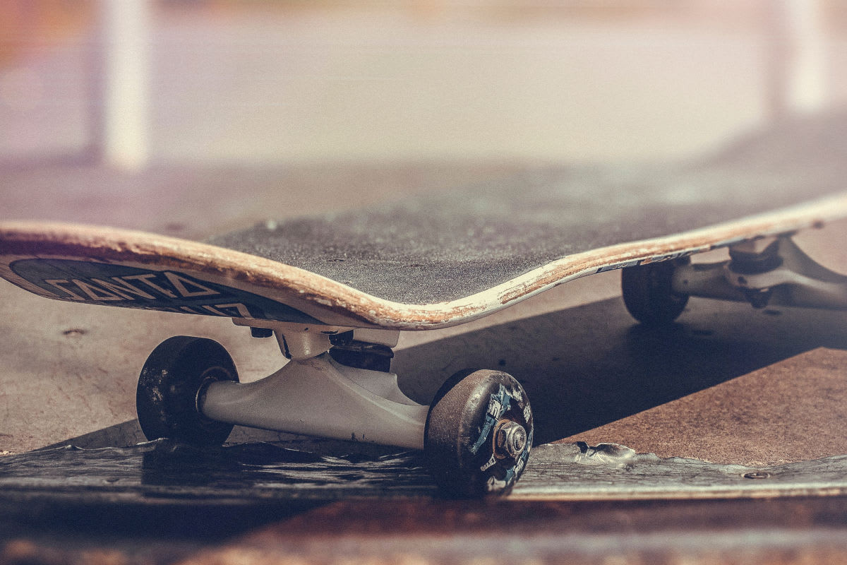 Linz – Mann schlägt mit Skateboard auf Autos ein