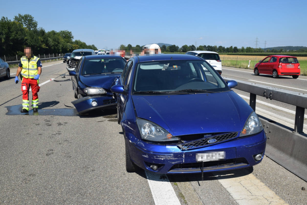 A1 Kestenholz SO - Auffahrkollision mit vier beteiligten Autos