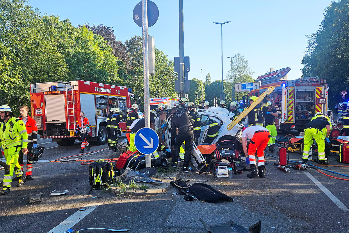 München – Ein Toter und drei Verletzte nach schwerem Unfall