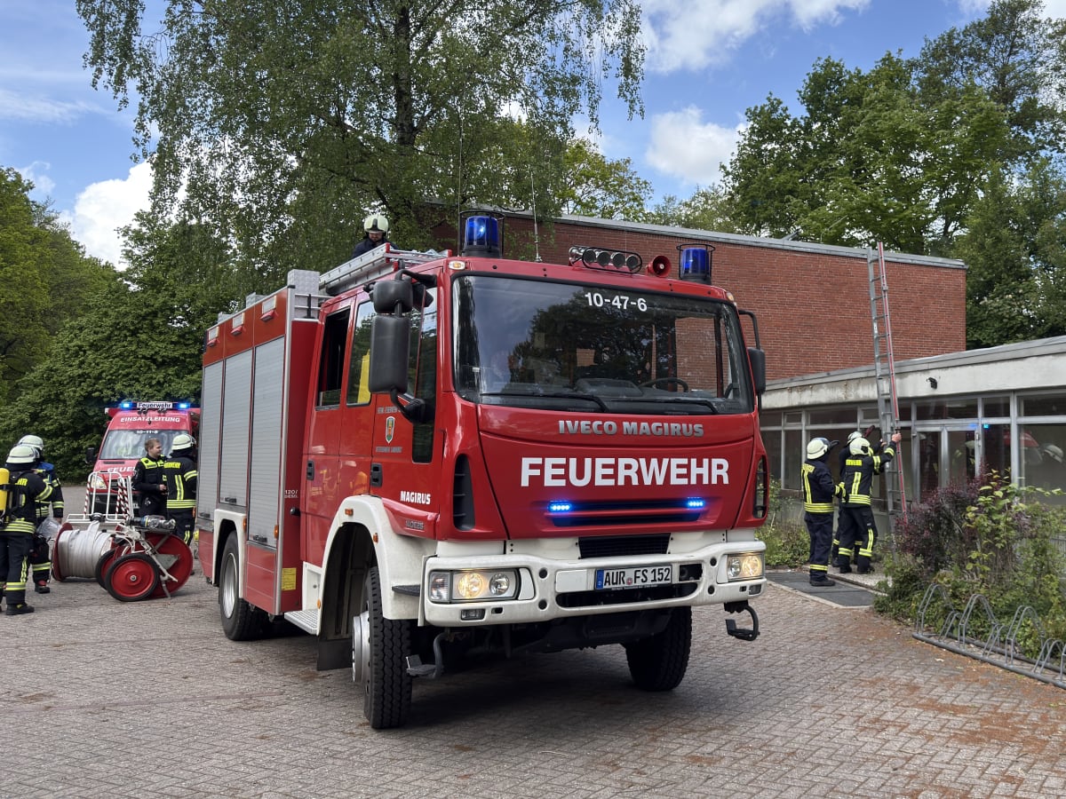 Aurich – Schornstein von Turnhalle brennt