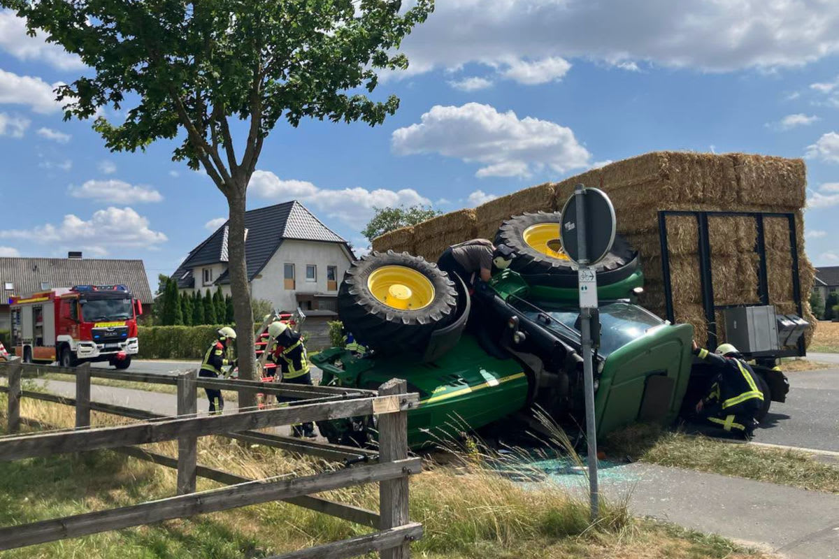 Bissendorf – Traktor kippt nach Unfall mit Anhänger um