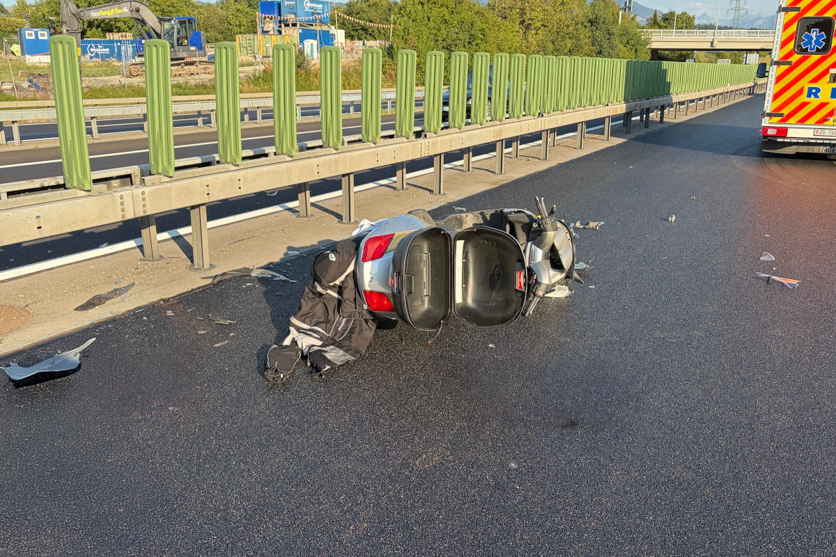 Unfall bei Rotkreuz ZG – Motorrad prallt auf A4 gegen Leitplanke
