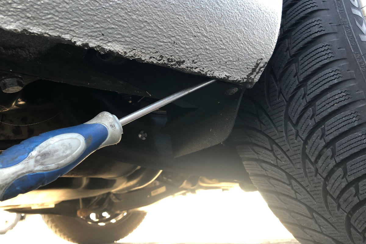 Steinhausen ZG - Schraubenzieher im Unterboden des Autos entdeckt