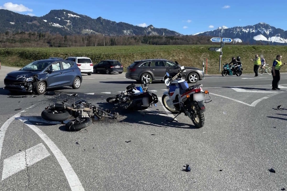 Sorens FR – Drei Motorradfahrer bei Unfall verletzt