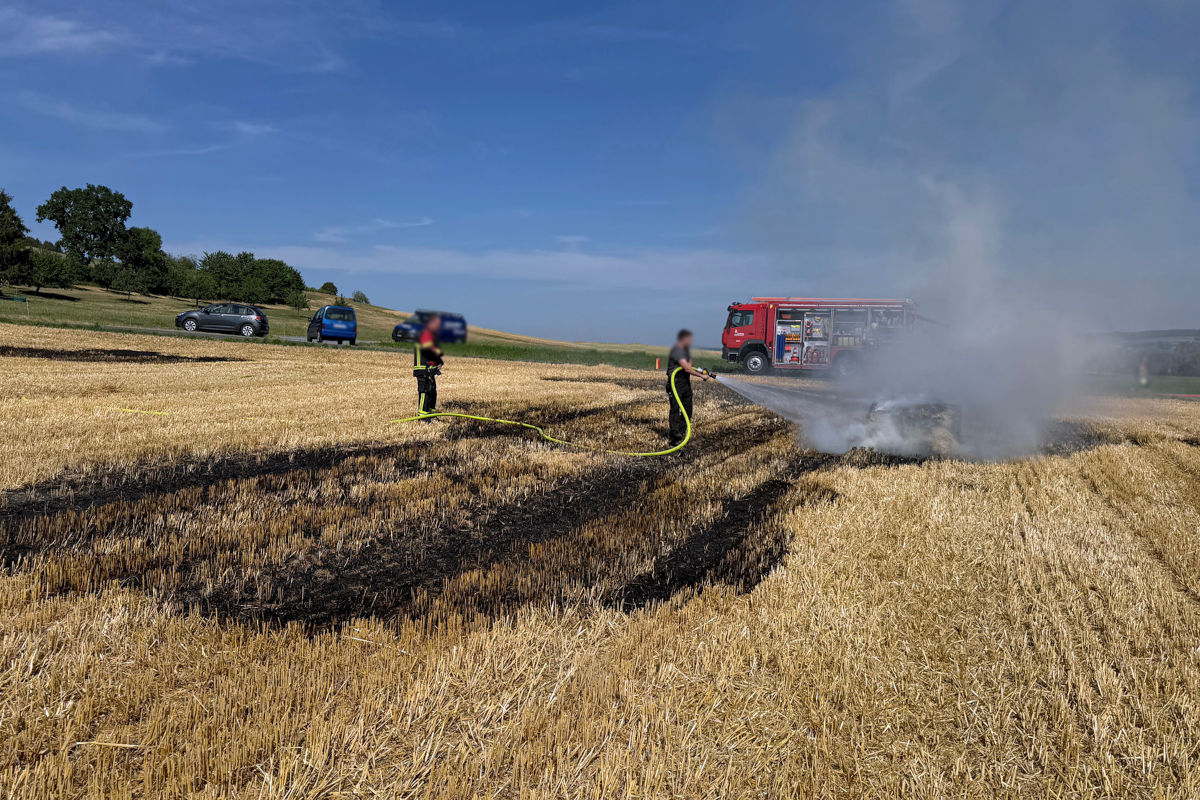 Rickenbach LU – Quaderballenpresse und Feld in Flammen