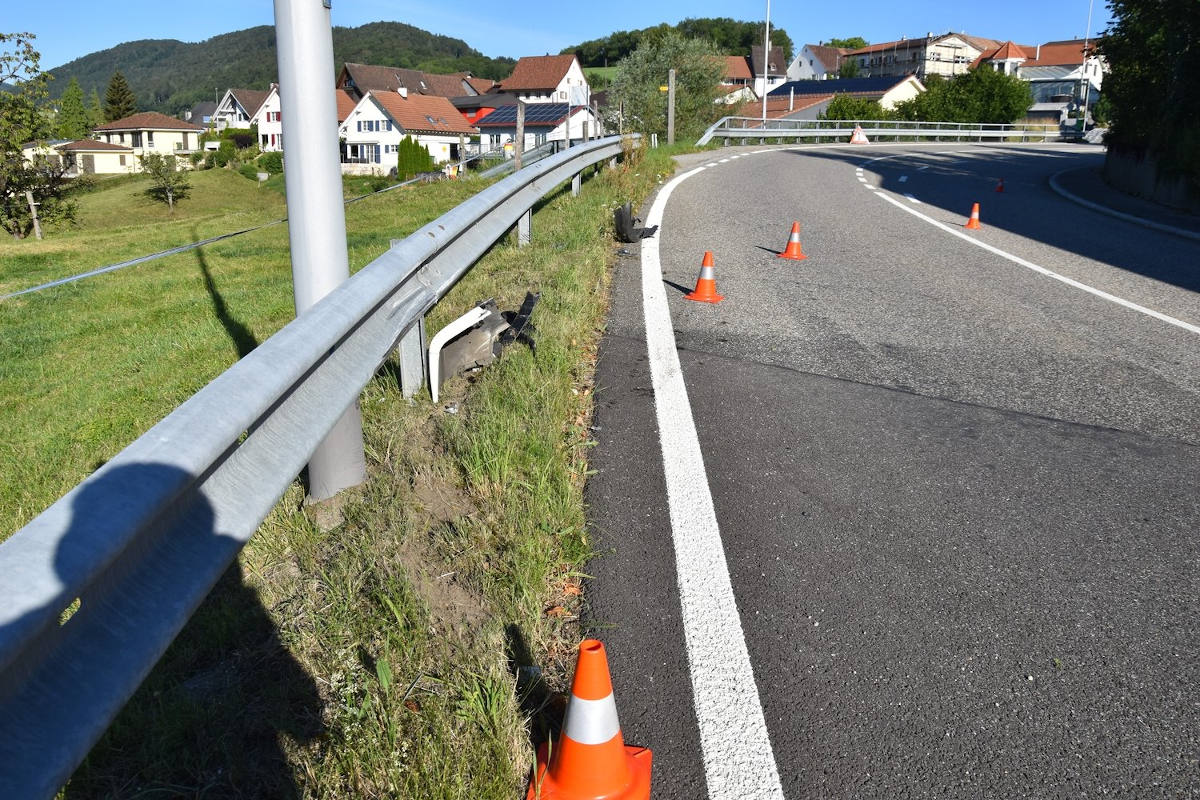Hauenstein-Ifenthal SO – Nach Kollision mit Leiteinrichtung Unfallstelle verlassen - Zeugenaufruf