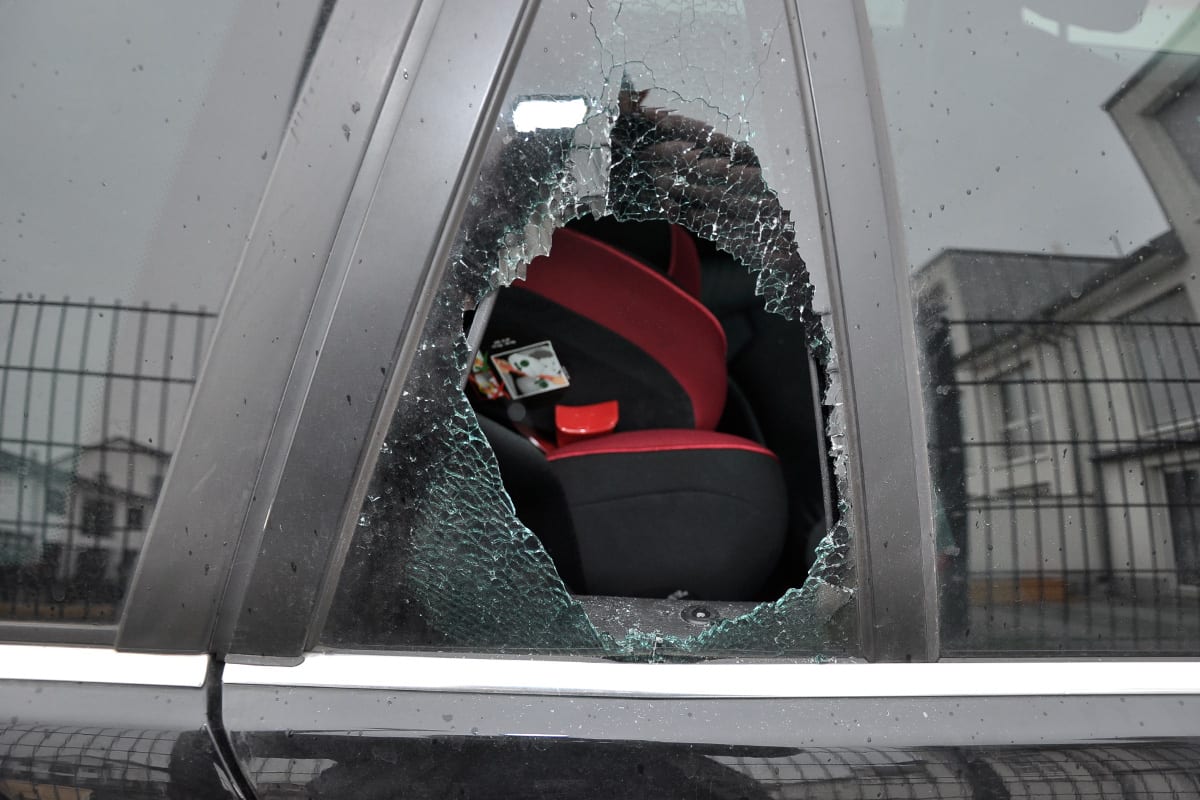 Ratingen – Unbekannte brechen zehn Autos auf und stehlen Bargeld