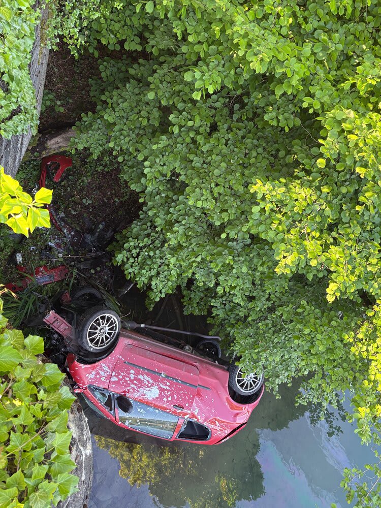 Unfall in Rümikon AG – Auto landet nach Ausweichmanöver im Rhein