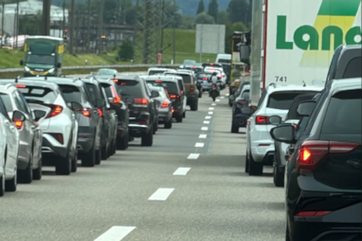 Rettungsgasse in der Schweiz – Dürfen Motorradfahrer durchfahren?
