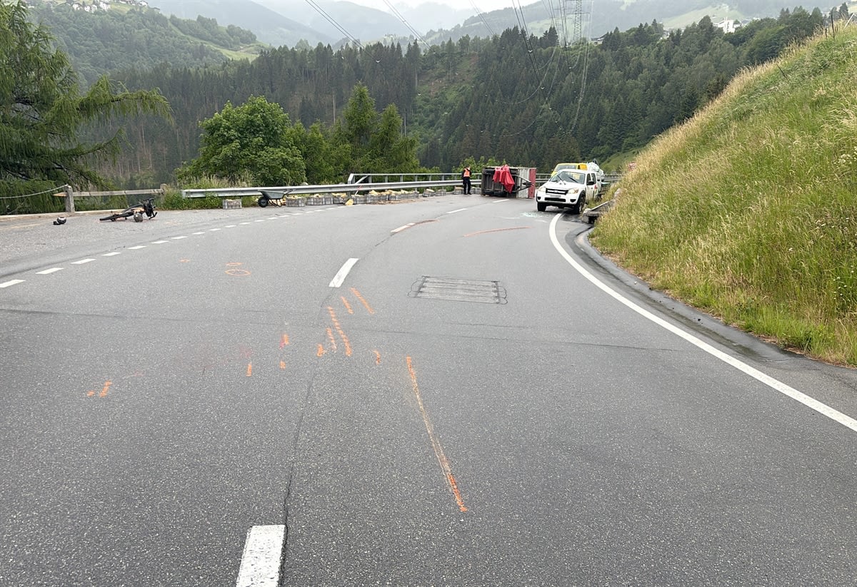 Disentis/Mustér GR – Unfall von Lieferwagen wegen Anhänger