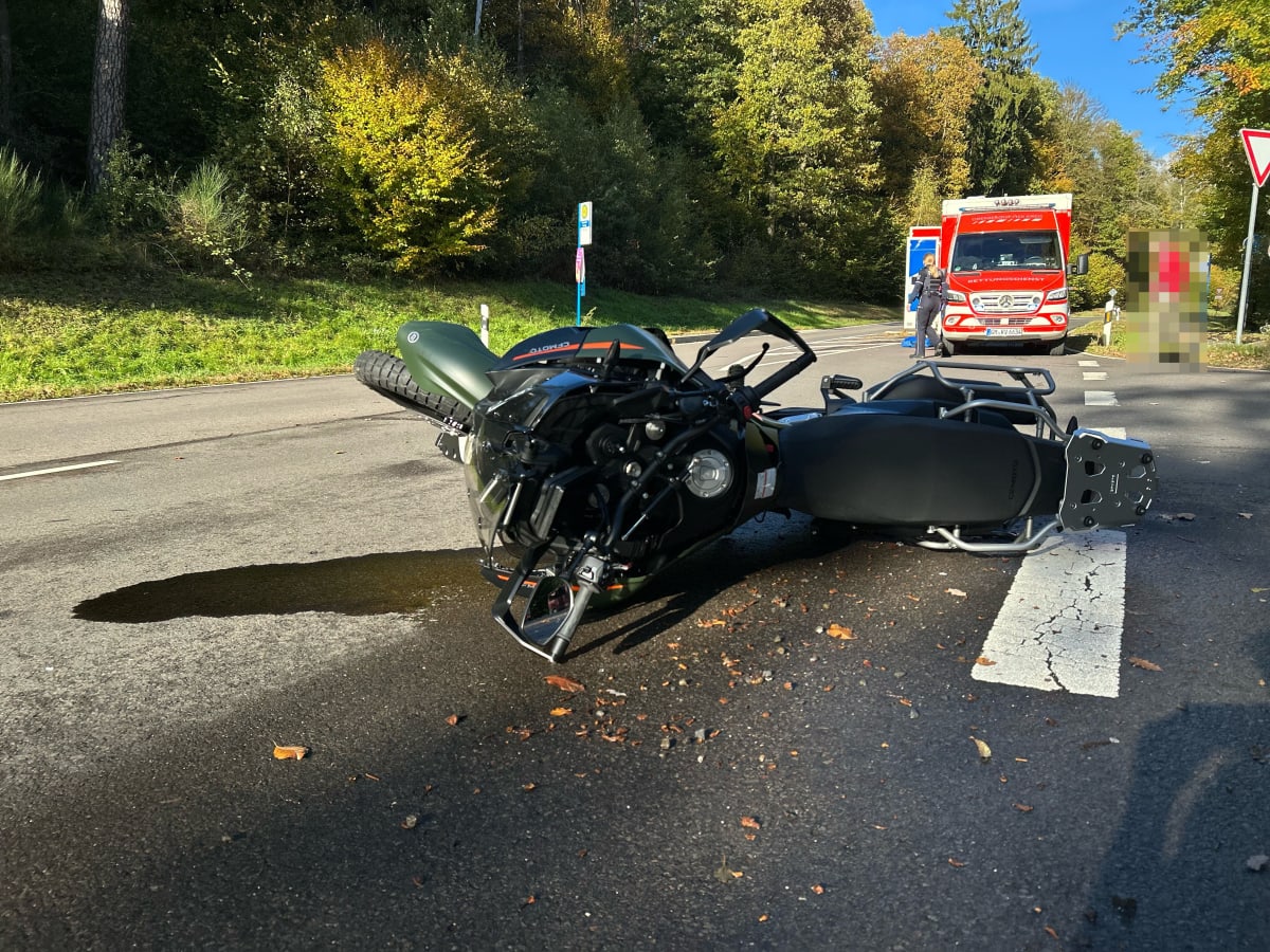 Waldbröl – Motorradfahrer nach Unfall mit Auto in Lebensgefahr