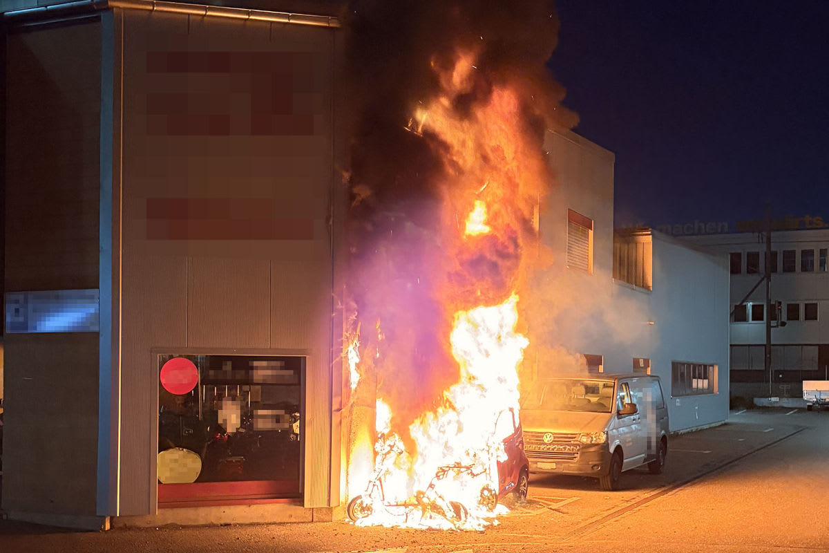 Oberwil BL – Drei Elektrofahrzeuge bei Brand vollständig zerstört