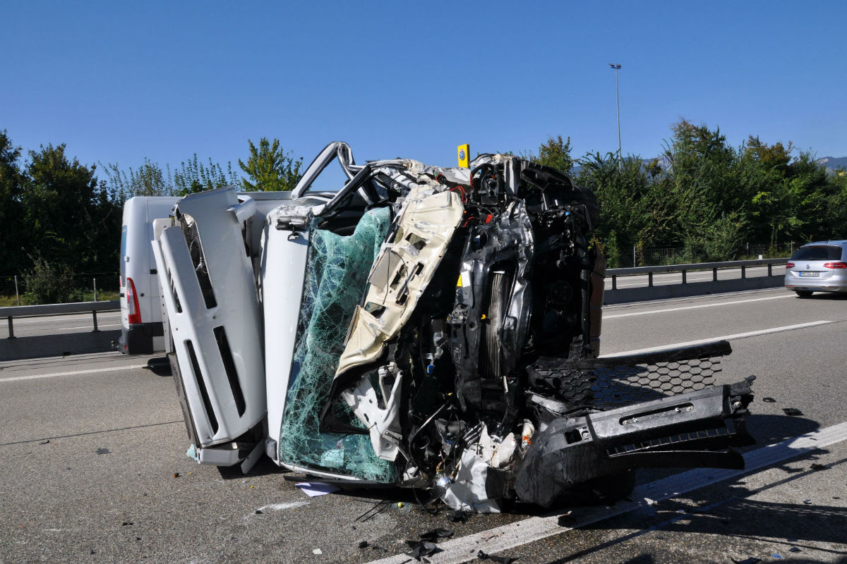 A1 bei Derendingen SO -  Lieferwagen prallt in Unterhaltsfahrzeug und überschlägt sich