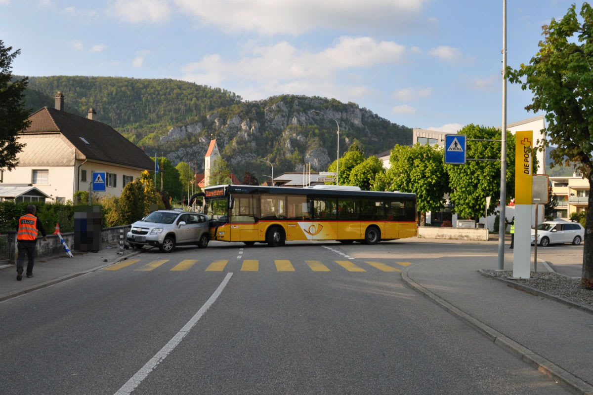 Balsthal SO - Kollision zwischen Postauto und Auto 