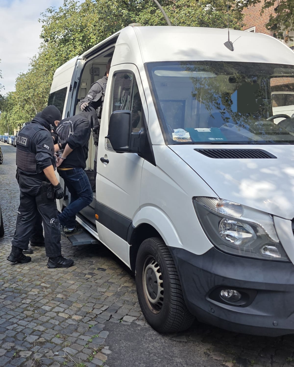 Hamburg – Bundespolizei zerschlägt Schleusernetz im Rotlichtmilieu