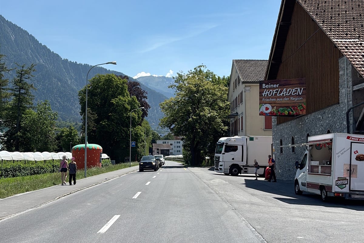 Landquart GR – Autofahrer fährt Verkehrsdienst-Spezialist an