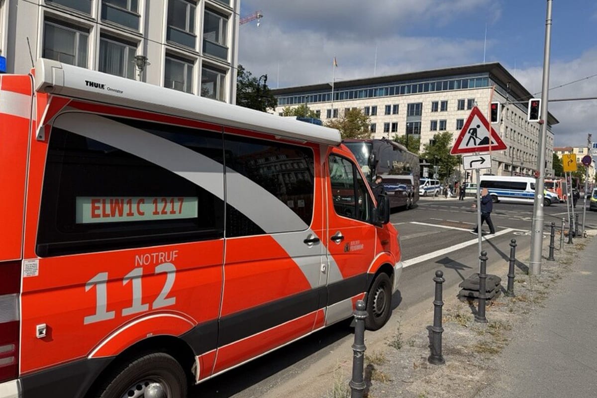 Berlin – Fußgängerin von Reisebus erfasst und in Lebensgefahr