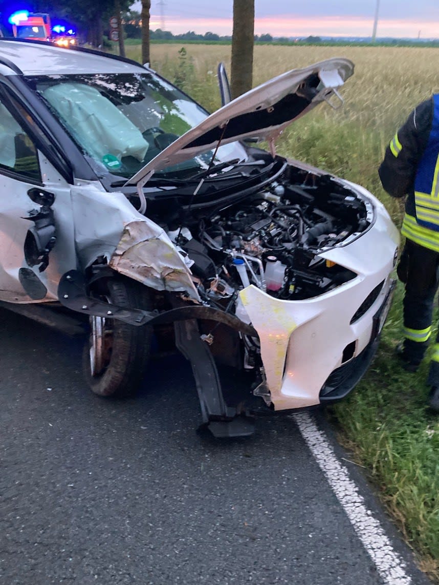 Bielefeld – Fahrerin nach Handy-Ablenkung gegen Baum geprallt