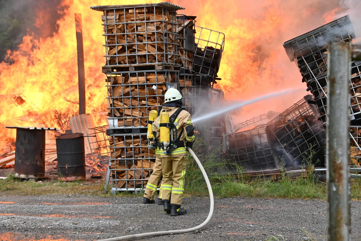 Großbrand in Olsberg – Brennholzlager in Flammen