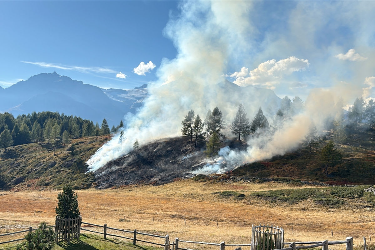 San Carlo GR – Löschhelikopter bei Waldbrand im Einsatz