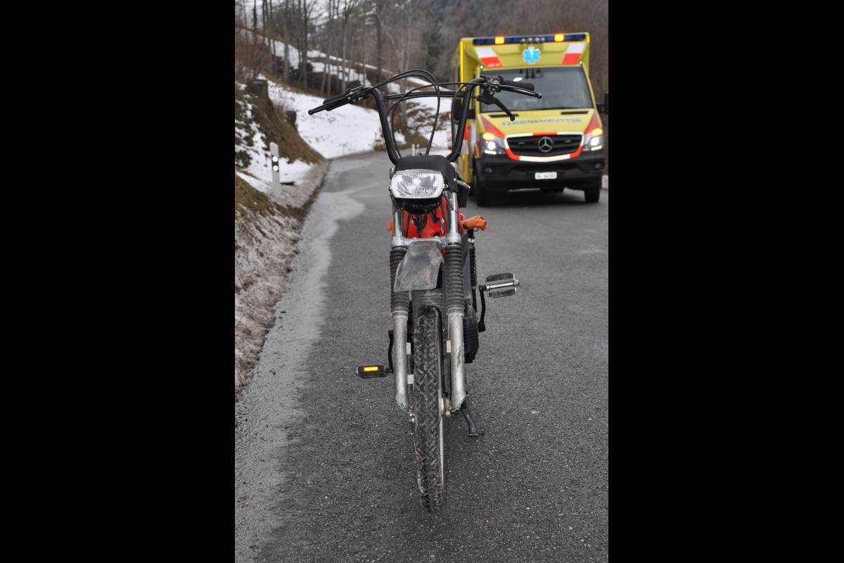 Kienberg SO - Mofalenker schwer verunfallt	