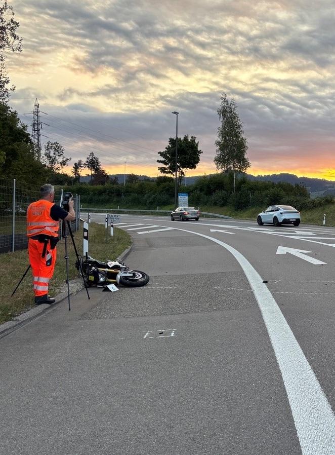 Hinwil ZH – Motorradfahrer bei Unfall auf A15 schwer verletzt