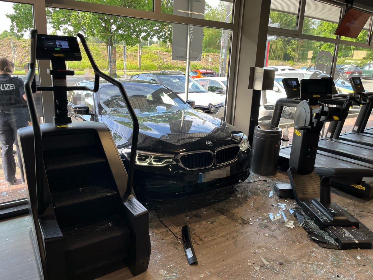 Bochum – BMW-Fahrer kracht in Fitnessstudio