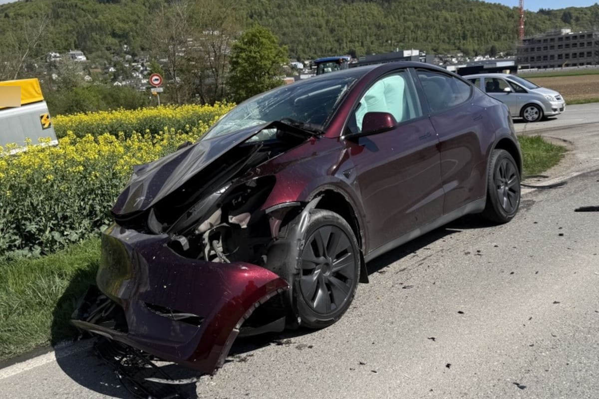 Beringen SH – Frontalkollision zwischen Auto und Lieferwagen