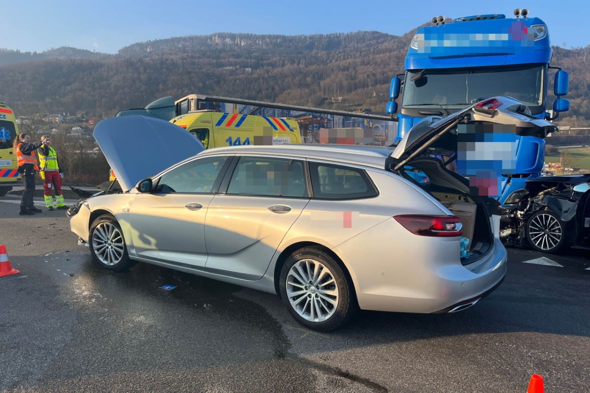 Egerkingen SO - Kollision mit drei beteiligten Fahrzeugen 