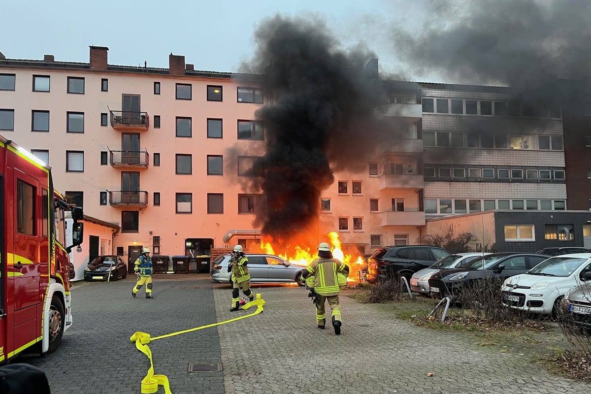 Bremerhaven – Vier Autos bei Brand in Innenstadt zerstört