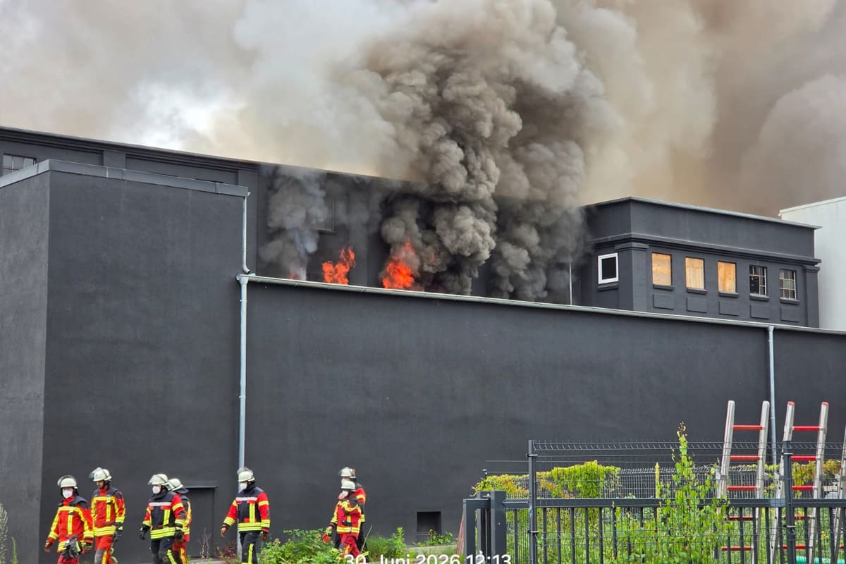 Neumünster – 300 Feuerwehrleute bei Großbrand in Lagerhallen