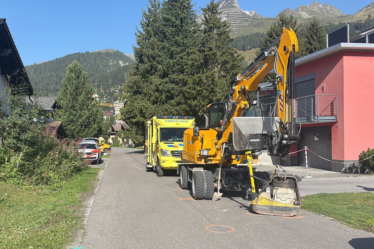 Davos Dorf GR – Arbeiter von Radbagger verletzt