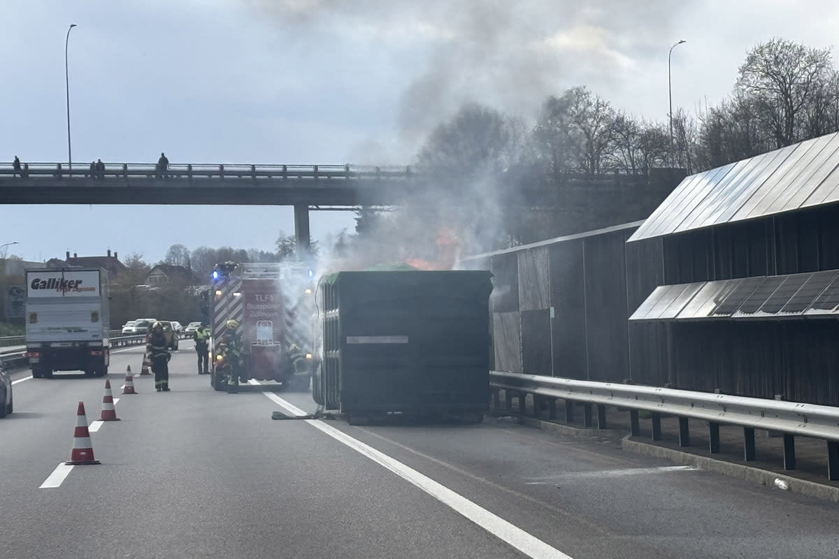 A1 bei Oftringen AG – Lastwagenmulde gerät in Brand