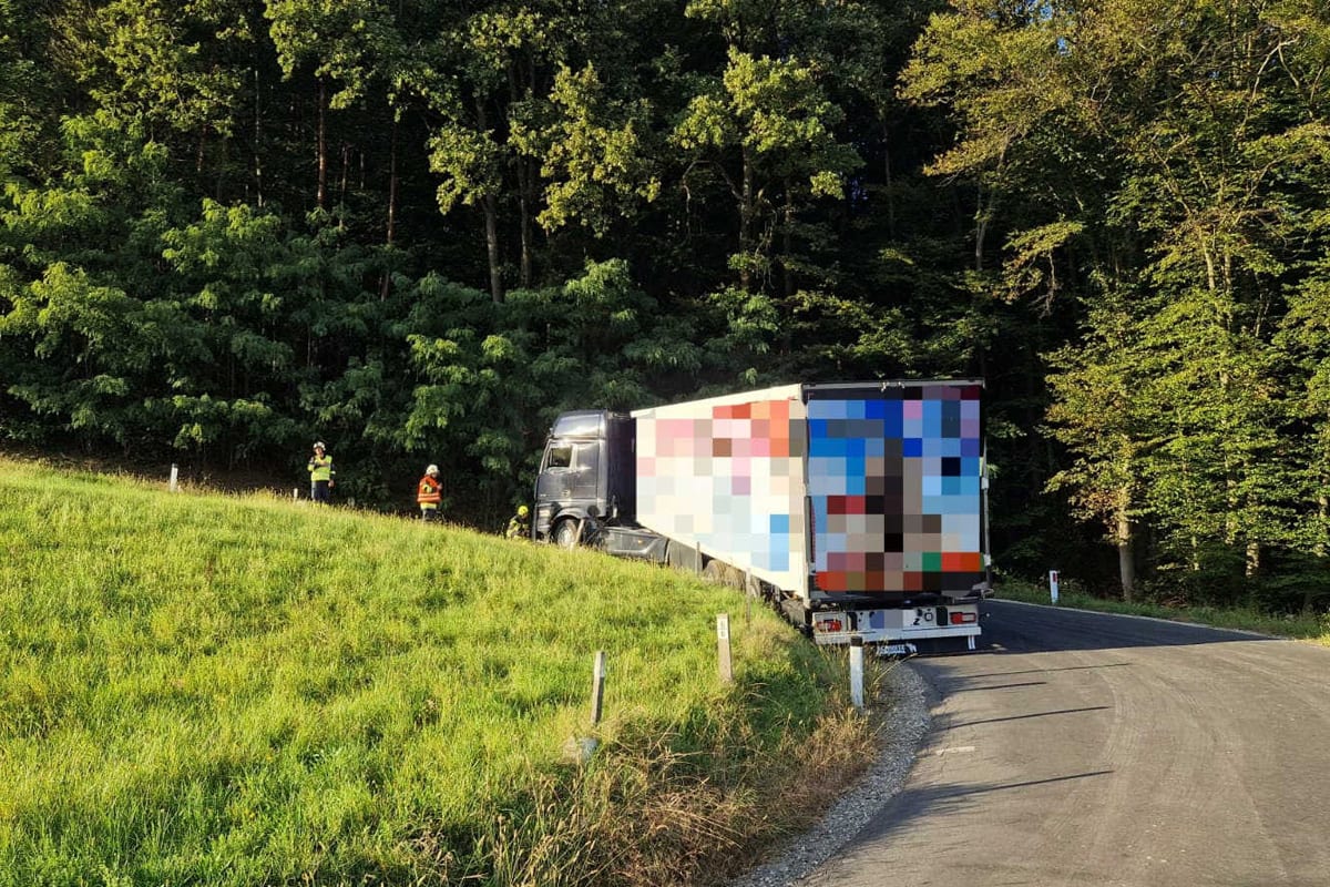 Trössengraben – Feuerwehr birgt festgefahrenen Lkw