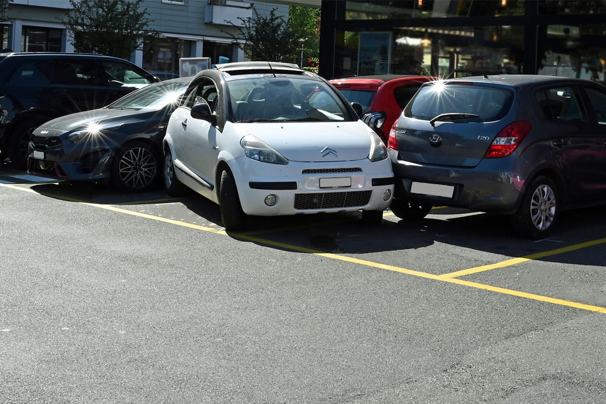 Sursee LU – Auto kollidiert mit mehreren Fahrzeugen auf Parkplatz