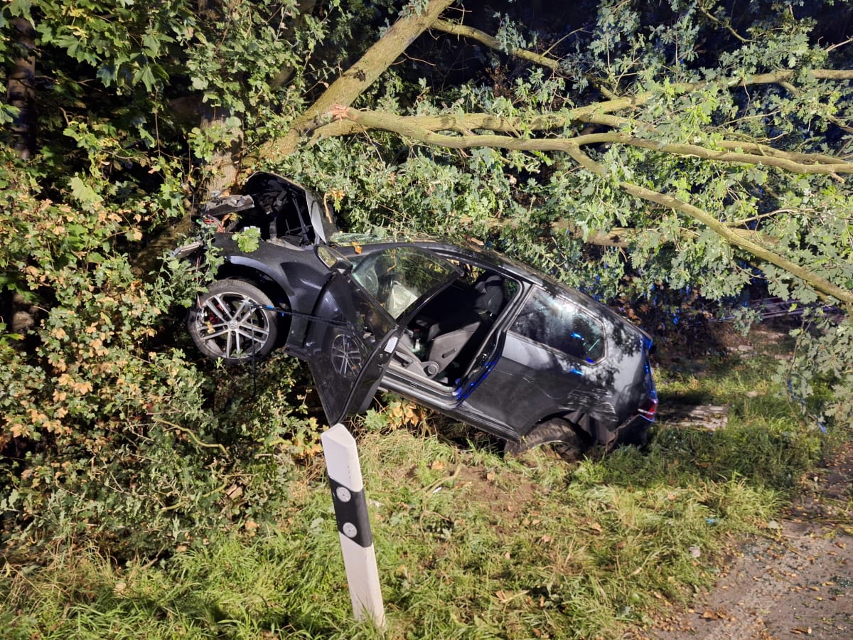 Voerde – Autofahrer bei Kollision mit Baum schwer verletzt
