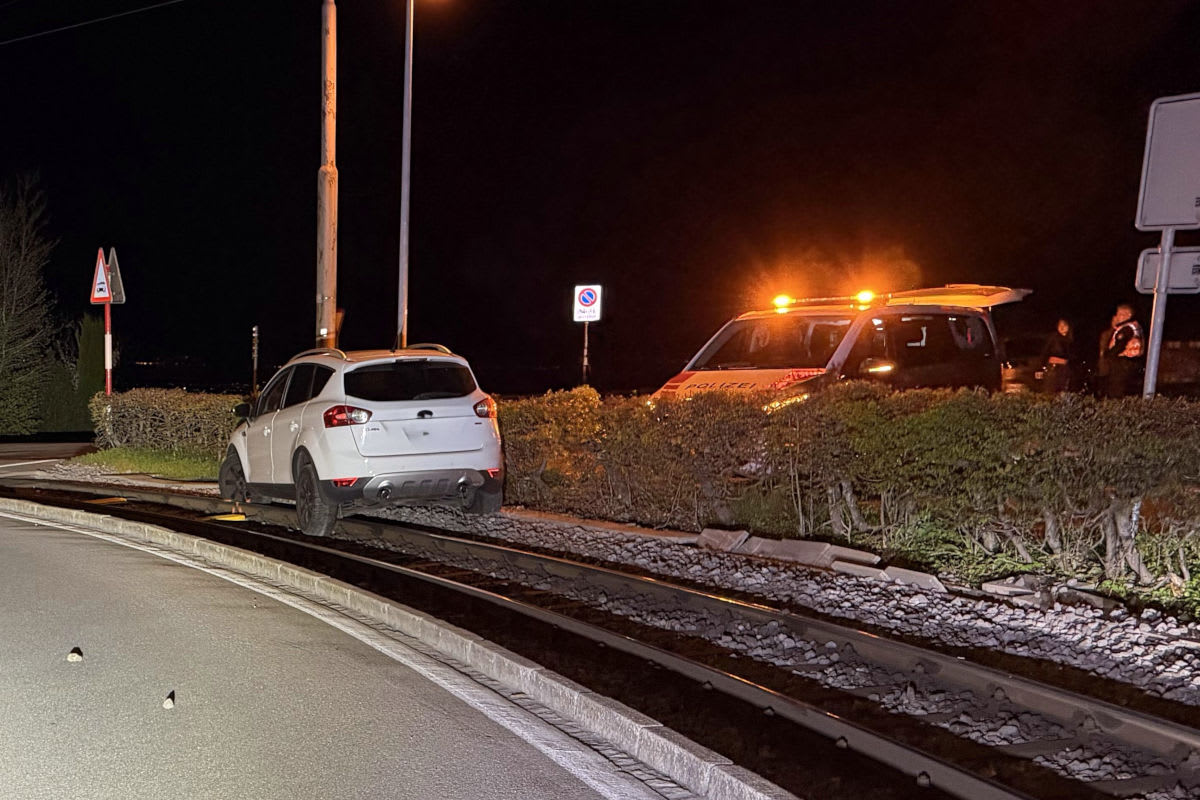 Unfall in Speicher AR – Auto landet auf Bahntrassee