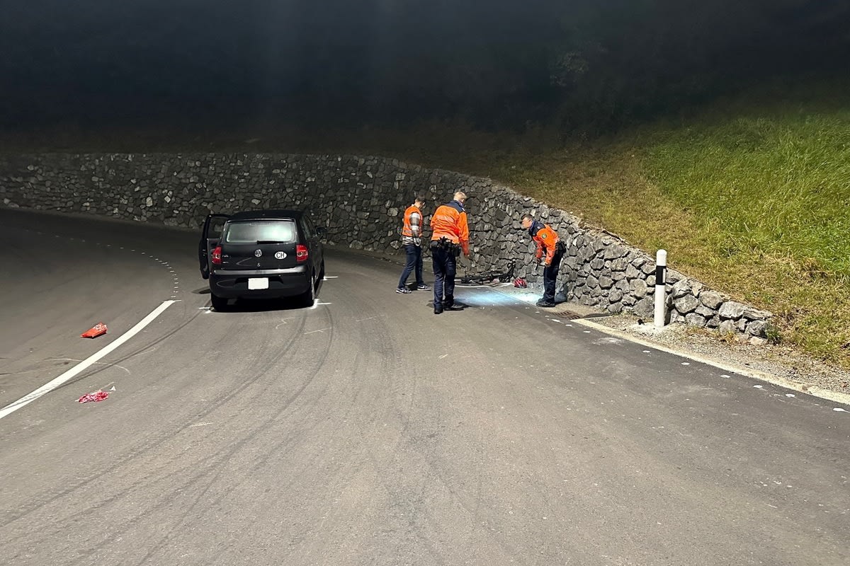 Niederteufen AR - Radfahrer nach Unfall schwer verletzt 