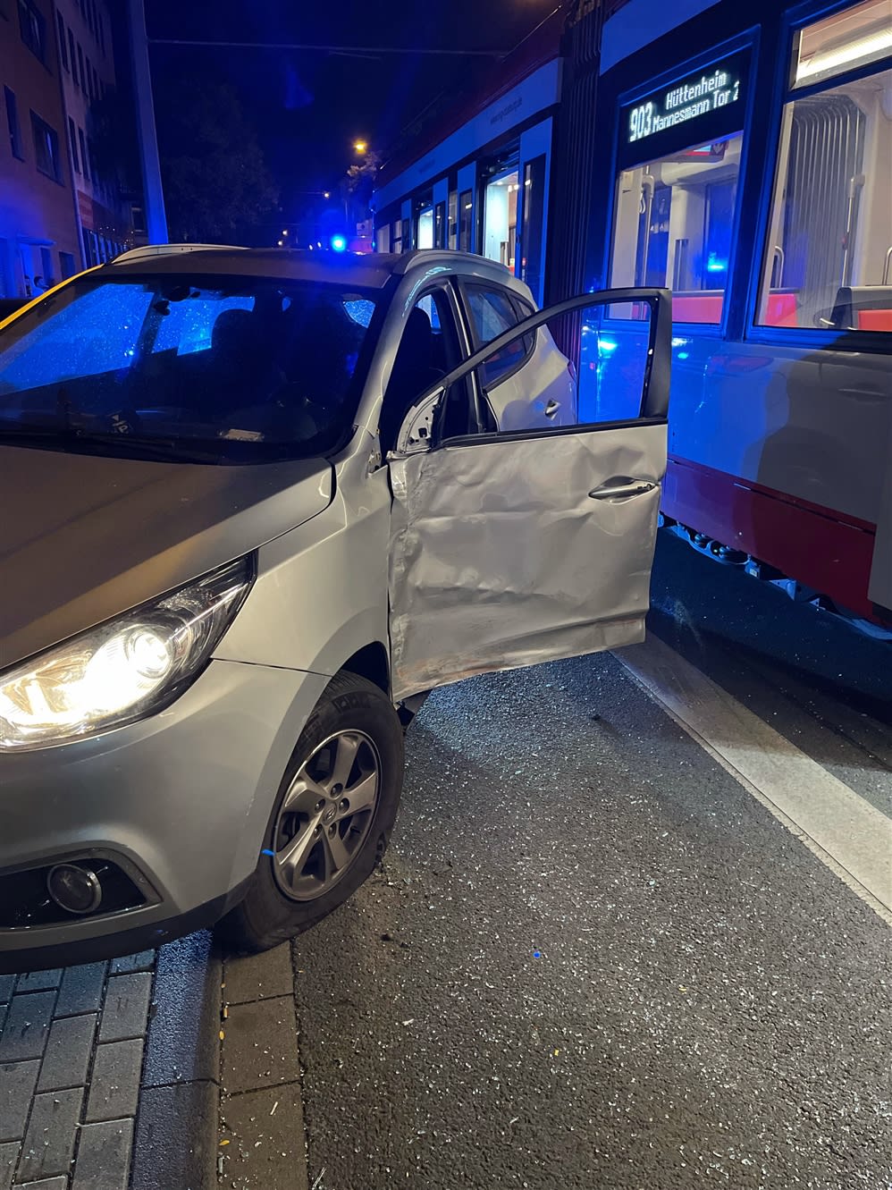 Duisburg – Fahrer nach Kollision mit Straßenbahn verletzt
