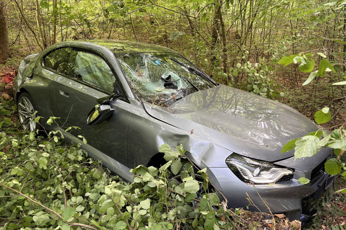 Rorbas ZH – BMW stürzt nach Unfall Böschung hinunter