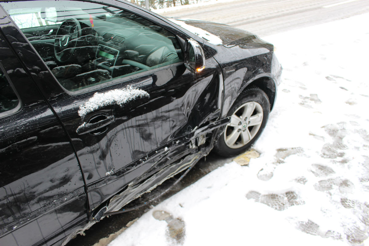Jakobsbad AI - Autofahrerin auf schneebedeckter Fahrbahn verunfallt