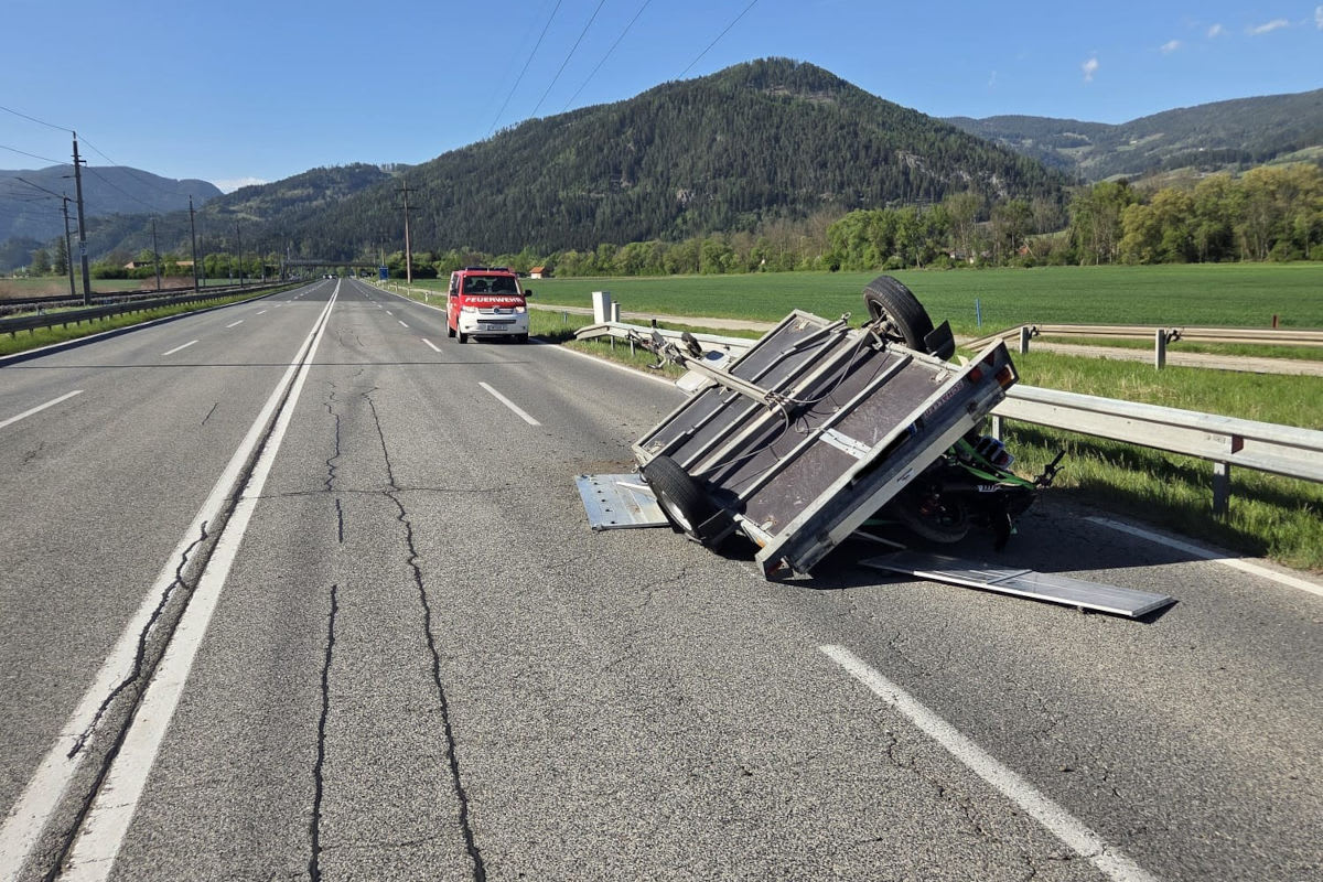Unfall bei Micheldorf – Anhänger prallt gegen Leitschiene